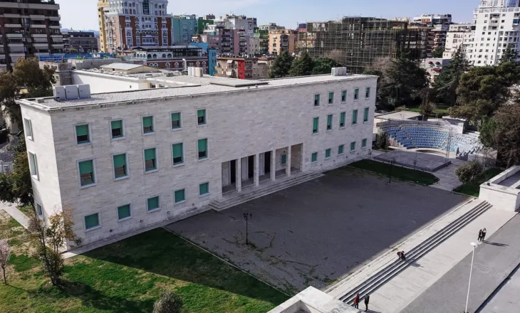 Art në fokus, “Honoris Causa” hapet në galerinë FAB për 60-vjetorin e Universitetit të Arteve