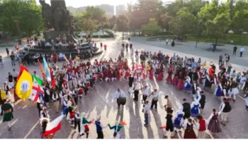 “Aulona Inter Folk Festival” mbyll edicionin e 18-të në Vlorë me pjesëmarrje ndërkombëtare