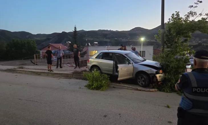 Automjeti me shpejtësi tej normave del nga rruga dhe përplaset me shtyllën në Gramsh (DETAJE)