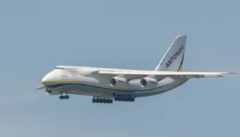 Avioni gjigand ‘Antonov An-124’ ulet në Aeroportin e Prishtinës, dyshohet se ka sjellë pajisje ushtarake për KFOR