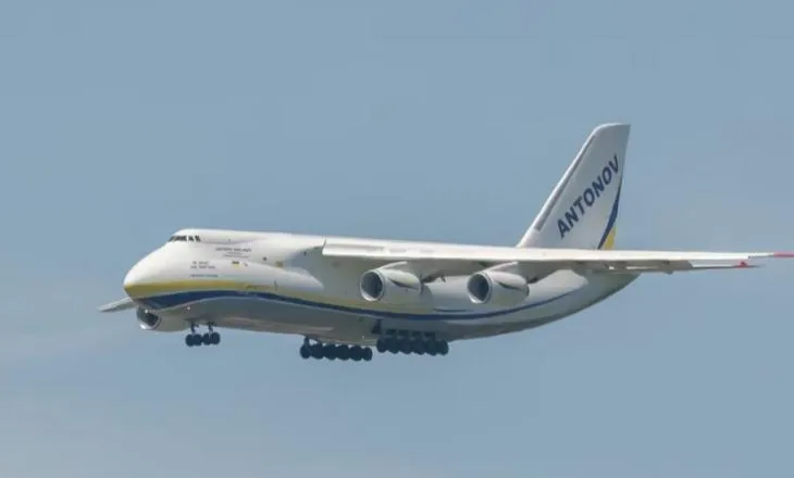 Avioni gjigand ‘Antonov An-124’ ulet në Aeroportin e Prishtinës, dyshohet se ka sjellë pajisje ushtarake për KFOR