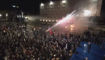 Avokati kërkon hetim për protestat e PD-së: Kush i rekruton të miturit dhe kush u jep mjetet piroteknike?