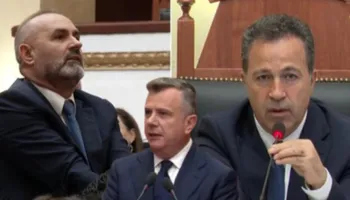 ‘Balla, unë nuk jam Niko’! Peleshi ‘i kthehet’ edhe Ulsi Manjës: Mos i ngelet hatri askujt (Opozita duartroket)