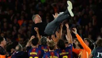 Barcelona është e Flick! Fitojnë La Ligën duke mposhtur Realin e Madridit, dhe festojnë me trajnerin në ditën që humbi babain