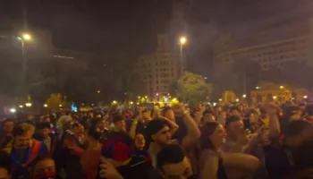 Barcelona, kampione e La Liga/ Mijëra katalanas festojnë në shesh…me Balde dhe Casado(VIDEO)