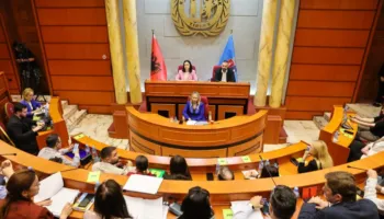 Bashkia e Tiranës shton pikat e shpërndarjes për abonetë falas për pensionistët, Ristani: Do të ndërtojmë një sistem të ri që të shmangim radhët