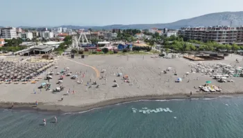 Bashkia vendos çmimet/ Velipojë, çadra dhe shezlongët jo më shtrenjtë se 900 lekë