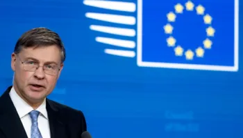 BE kritikon SHBA për lehtësimin e sanksioneve ndaj naftës ruse, Brukseli: Moska po përfiton nga lufta