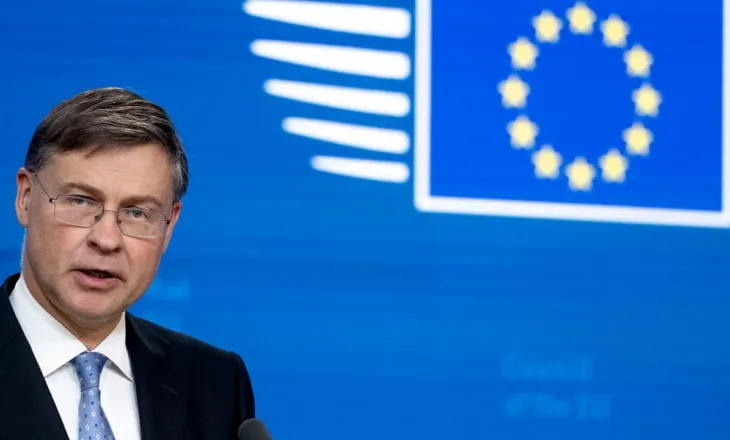 BE kritikon SHBA për lehtësimin e sanksioneve ndaj naftës ruse, Brukseli: Moska po përfiton nga lufta