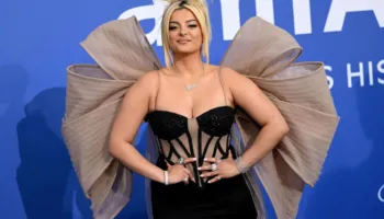 Bebe Rexha u del në krah studenteve shqiptarë të RMV: Gjuha shqipe, e rrënjosur në identitetin tonë