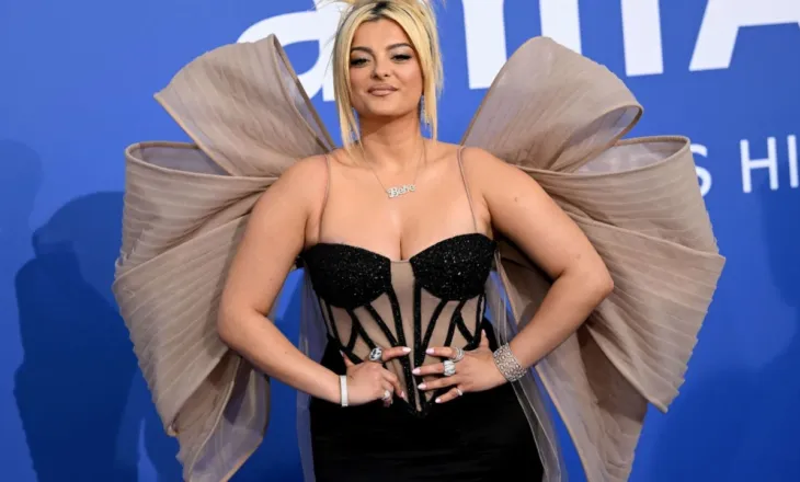 Bebe Rexha u del në krah studenteve shqiptarë të RMV: Gjuha shqipe, e rrënjosur në identitetin tonë