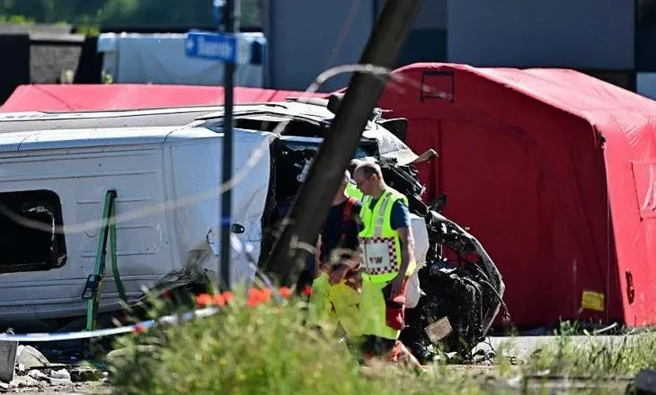 Belgjikë/ Treni përplas minibusin e shkollës, 4 të vdekur