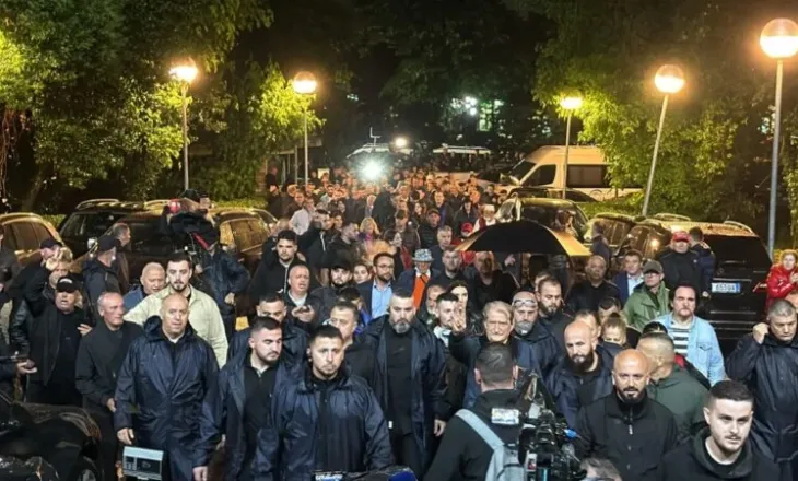 Berisha drejton protestuesit për tek selia e PD-së