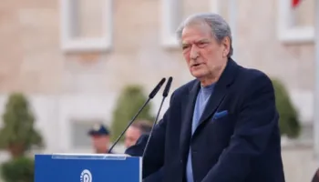 Berisha: Edi Rama edhe sot mbrojti babanë e tij xhelat në emër të partisë së gjenocidit!