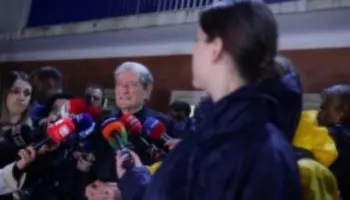 Berisha falënderon protestuesit: Ne jemi në këtë betejë me moton, ja të vdesim, ja të rrojmë për liri