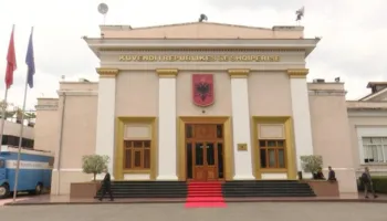 Berisha firmos pr.ligjin kundër ‘propagandës gjinore’ në shkolla e media: Gjoba deri në 1 mln lekë kush ‘prek’…