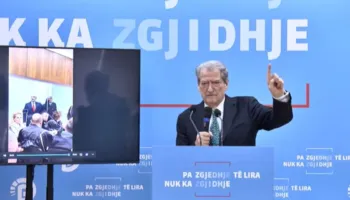 Berisha i del në krah Metës: Nuk ka përdorur kurrë në jetën e tij karta krediti, Monika po, të kushëririt të vet