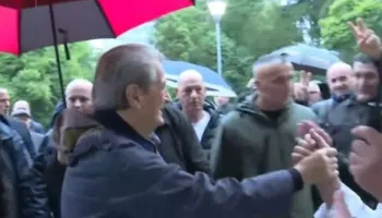 Berisha mbërrin në selinë blu para protestës së opozitës