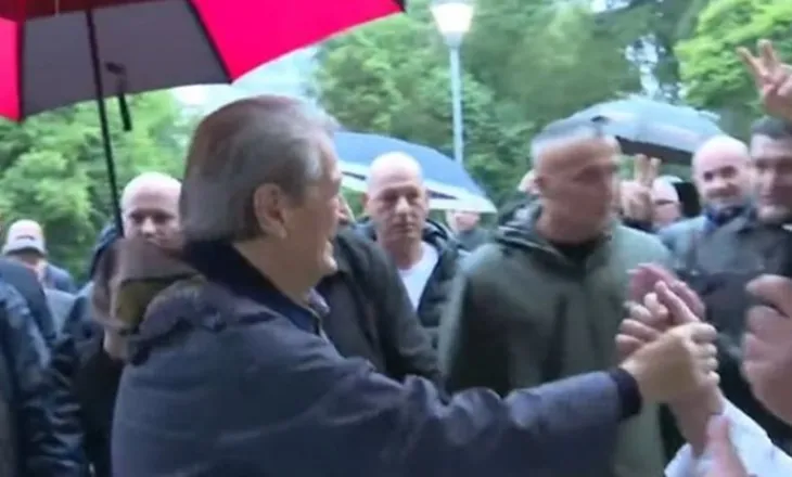 Berisha mbërrin në selinë blu para protestës së opozitës