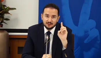 “Berisha mori peng PD”, Salianji: Zgjedhjet u manipulian, nuk morën pjesë më shumë se 5 mijë anëtarë