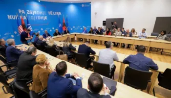 Berisha: Ne nuk kemi betejë me gazetarët, por me pronarët mafiozë të fjalës së lirë, që marrin favore nga Rama