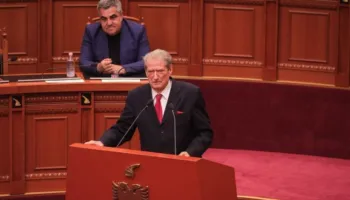 Berisha: Për çfarë e do kreu juaj dosjen Kraksi, socialistin që vodhi e vodhi dhe u arratis në Tunizi