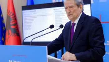 Berisha: Prokurimet sekrete janë rritur jashtëzakonisht! Peshkaqeni Armand Frangu mori 800 pagesa në vit