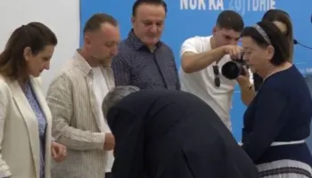 Berisha voton në referendumin e PD-së, i shoqëruar nga bashkëshortja e tij