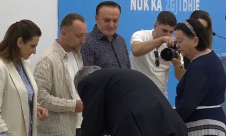 Berisha voton në referendumin e PD-së, i shoqëruar nga bashkëshortja e tij