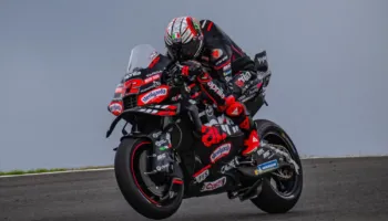 Bezzecchi triumfon në garën e shtëpisë dhe dominon botërorin, suksesi i parë për Aprilia në Mugello