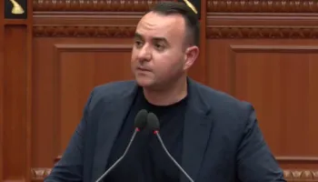 “Biblioteka me 15 libra”/ Deputeti Balliu tregon kushtet e qelisë së ish-presidentit Meta në paraburgim: Dhoma 2 me 2, e vetmja pa sinjal