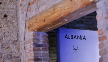 Bienalja e Venecias 2026/ Shqipëria prezantohet me “A Place in the Sun”: Një pavijon që rishkruan kufijtë e identitetit përmes artit bashkëkohor
