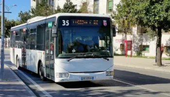 Bileta e autobusit 70 lekë dhe pagesa me POS? Implementimi i sistemeve, Shoqata e Transportit kërkon sqarim nga shteti