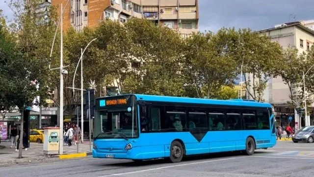 Bileta e autobusit me kartë bankare, Shoqata e Transportit konfuze për zbatimin dhe kostot