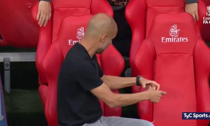 Biseda virale me njeriun “fantazme”, Pep Guardiola zgjidh enigmën e madhe të momentit epik në stolin e ekipit