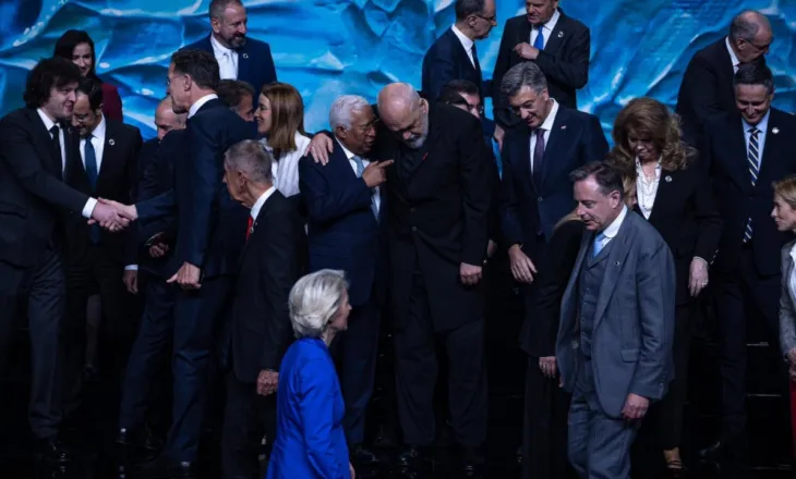 Bisedë me Macron, Von der Leyen dhe Kurtin, Rama ndan fotot nga Samiti i Komunitetit Politik Europian
