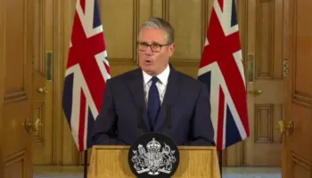 Bler sulmon Starmer, ish-kryeministri britanik: Qeveria laburiste po luan me zjarrin