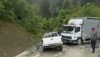 Bllokimi i aksit Gramsh–Kukur, asnjë ndërhyrje nga autoritetet rrugore, situata vijon problematike