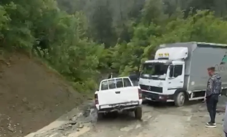 Bllokimi i aksit Gramsh–Kukur, asnjë ndërhyrje nga autoritetet rrugore, situata vijon problematike