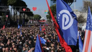 Boçi thirrje për protestë: Sot qytetarët dalin për Shqipërinë, kundër korrupsionit dhe shpopullimit