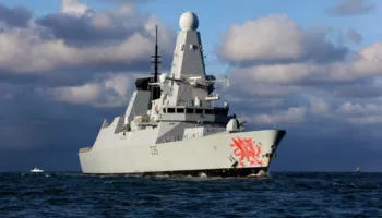 Britania dërgon anijen luftarake HMS Dragon në Lindjen e Mesme, Londra dhe Franca përgatiten për mbrojtjen e Hormuzit