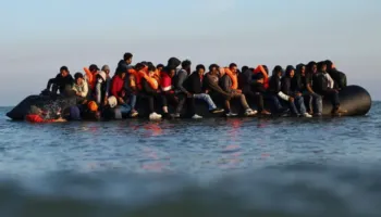 Britania e Madhe mbështet planin për të përshpejtuar dëbimin e emigrantëve