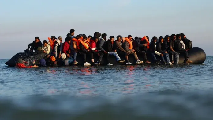 Britania e Madhe mbështet planin për të përshpejtuar dëbimin e emigrantëve