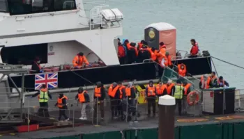 Britania i beson Inteligjencës Artificiale verifikimin e emigrantëve të paligjshëm, ja si do të funksionojë/ Reagime të ashpra nga organizatat për të drejtat e njeriut: Mizore!