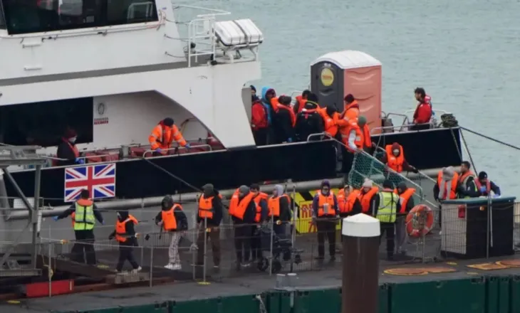Britania i beson Inteligjencës Artificiale verifikimin e emigrantëve të paligjshëm, ja si do të funksionojë/ Reagime të ashpra nga organizatat për të drejtat e njeriut: Mizore!