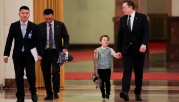 Çanta me kokë tigri e djalit të Elon Musk ndez rrjetin, “boom” shitjesh për firmën kineze