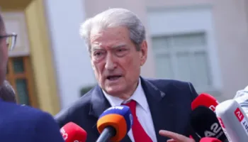 ‘Çdo shqiptar të vijë në protestë’, Berisha thirrje jashtë Kuvendit: Kundërshtari nuk do e mësojë online skenarin tonë