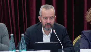 Celibashi kërkon depolitizim, kreu i KQZ: Komisionerët partiakë nuk garantojnë profesionalizëm në zgjedhje
