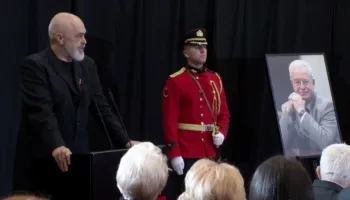 Ceremonia e lamtumirës për Servet Pëllumbin, Rama: Profesori përfaqësonte gjithçka që unë nuk simpatizoja, por më dha mësimin më të çmuar