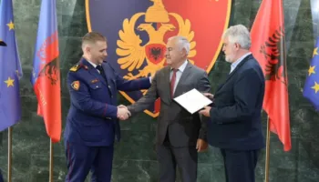 “Certifikatë karriere”/ Policia e Shtetit vlerëson 7 efektivë që dolën në pension, pas mbi 40 vitesh shërbim